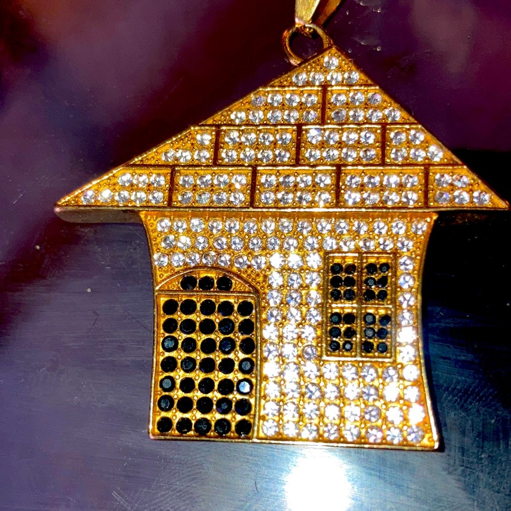 14k gold chain with VS diamonds on a trap house pendant.